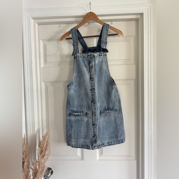 Forever 21 Dresses & Skirts - Forever 21 Light Wash Denim Overall Dress